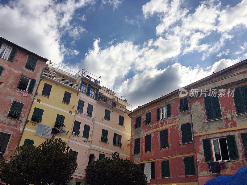 意大利，La Spezia, Cinque Terre Vernazza小镇街道上的生活和建筑